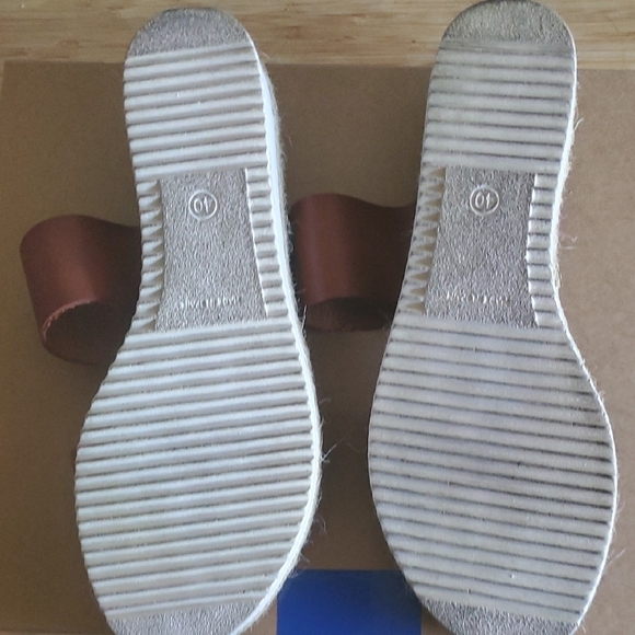 Bertuchi Women's Tan Leather Sandals - Picture 3 of 7